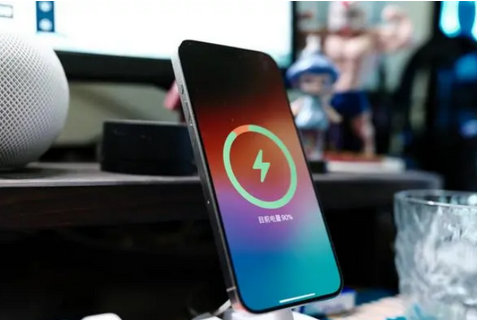 勐海苹果15换屏服务分享用什么充电器给iPhone15充电更好 